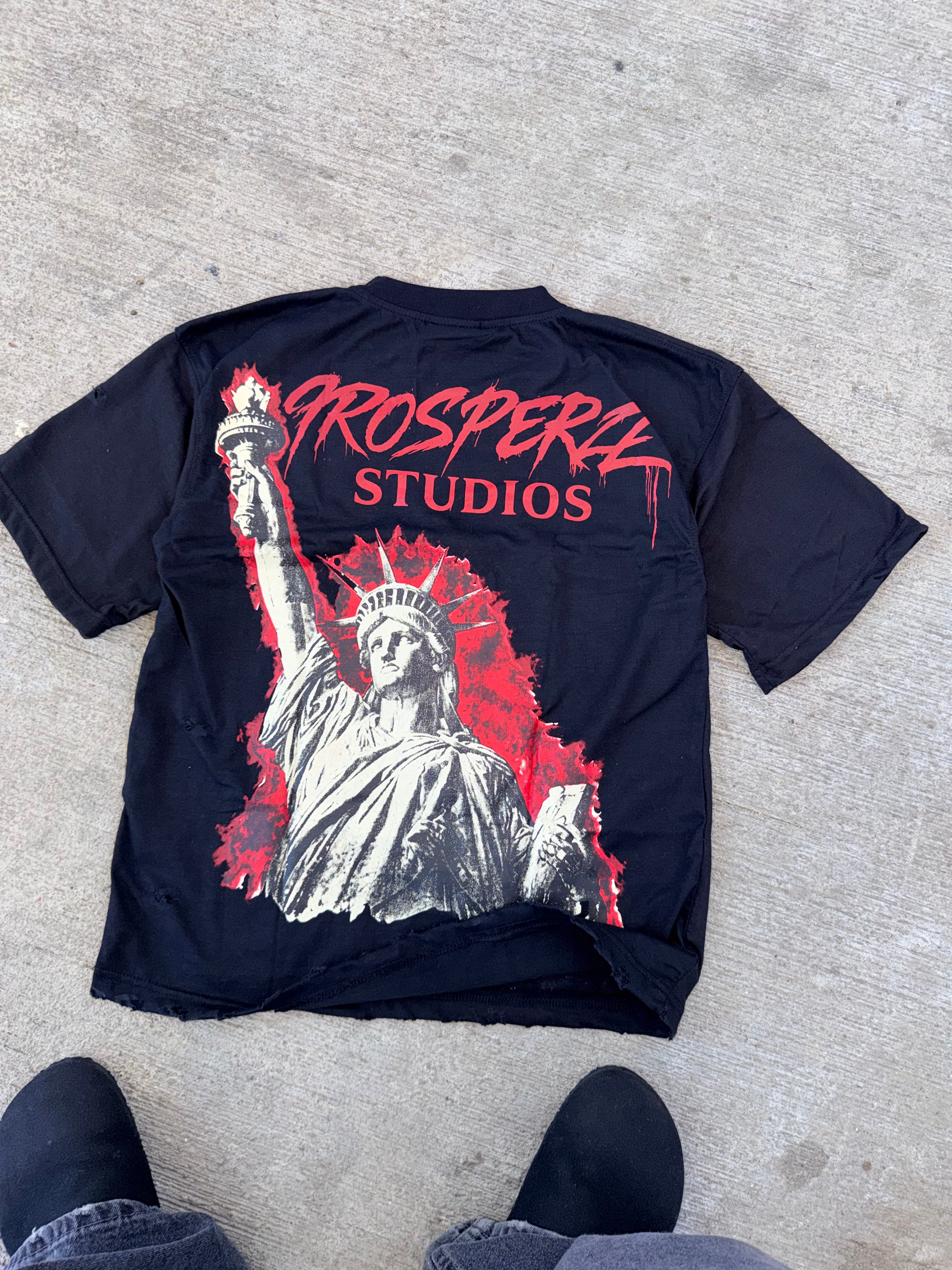 Black distressed liberty tee
